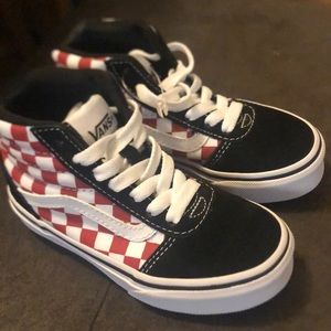 🚨BRAND NEW🚨 Hi Top Black Red and White Che…